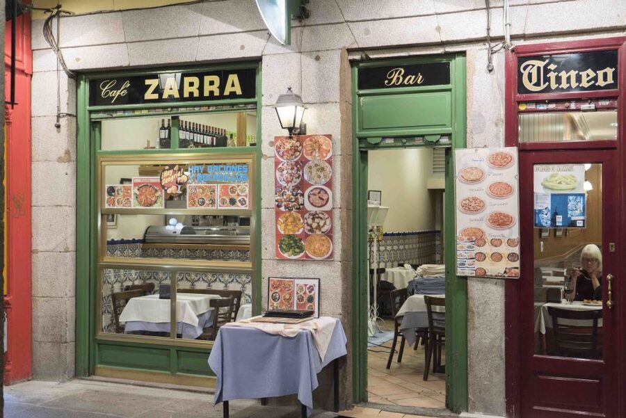 2.5-Hour Evening Tapas Tour through Madrid - Guides who make the evening work