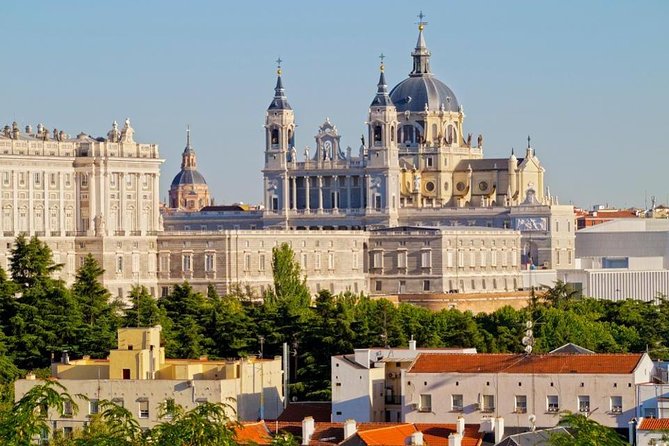 Arrival Transfer: Madrid Airport MAD to Madrid by Business Car - What the car and ride are like