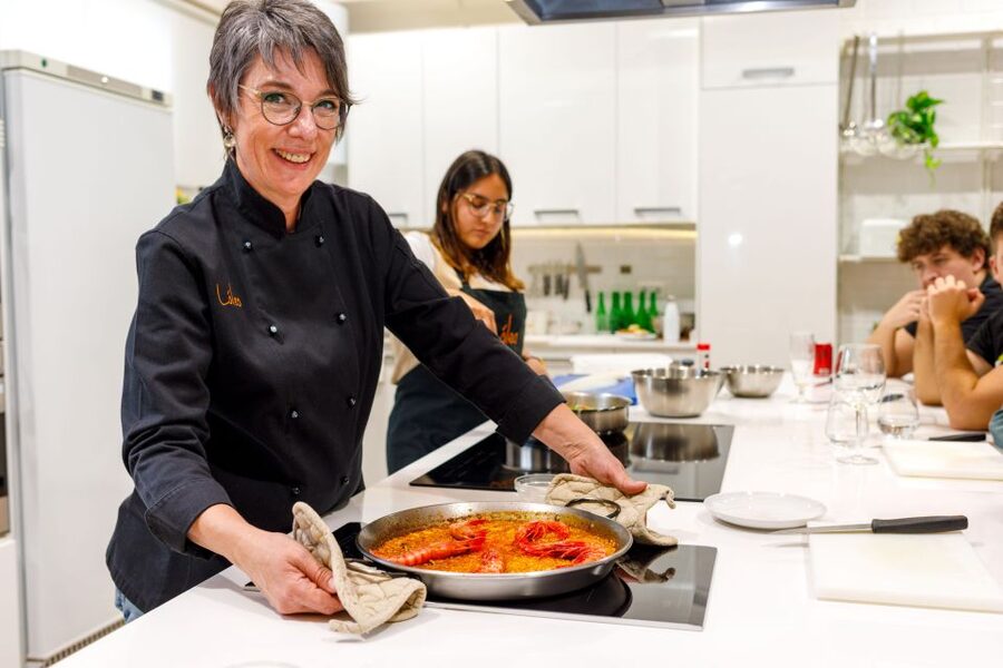 Authentic Tapas Cooking Class at a Private Eatery in Madrid - Meeting Chef Lola and getting started