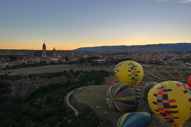 Balloon flight at sunrise in Segovia - The 7:00 a.m. meeting and balloon setup