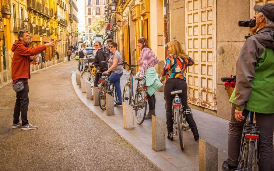 Best of Madrid: 3-Hour Guided Bike Tour in Small Groups - Guides who shape the experience