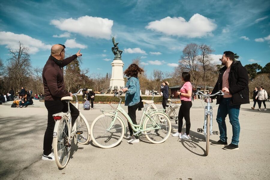 BiciTapeo : Tapas and Highlights Guided Vintage Bike Tour - The guide makes or breaks the history stops