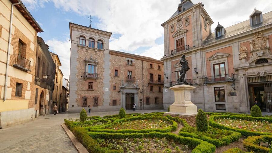 Complete Madrid: Hapsburgs, Palace and Almudena Cathedral - Sol and Km 0: Madrid’s central stage