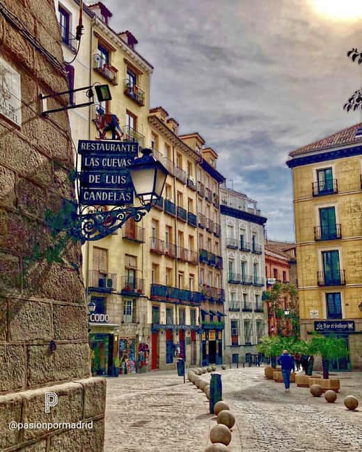 Complete Madrid: Hapsburgs, Palace and Almudena Cathedral - The afternoon route and its change of scenery