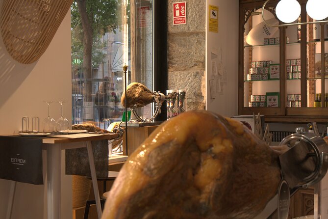 Cured Meats Gourmet Tasting with Wine Pairing in Madrid - How much food and wine do you get?