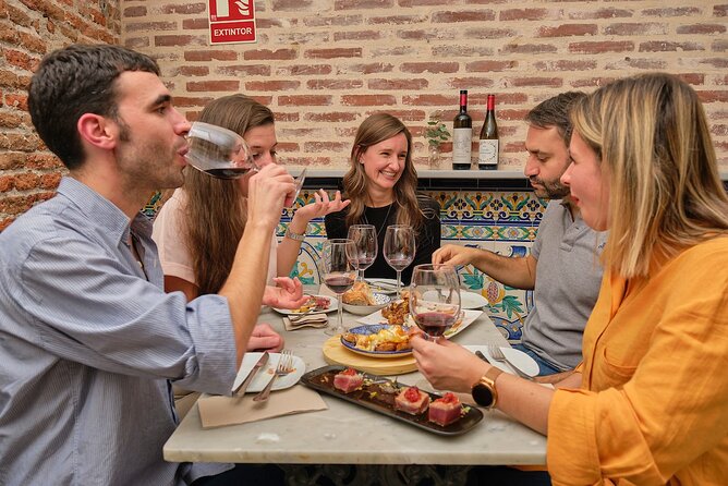 De Tapas in Malasaña: Evening Wine and Tapas Tour - Timing, meeting point, and group size