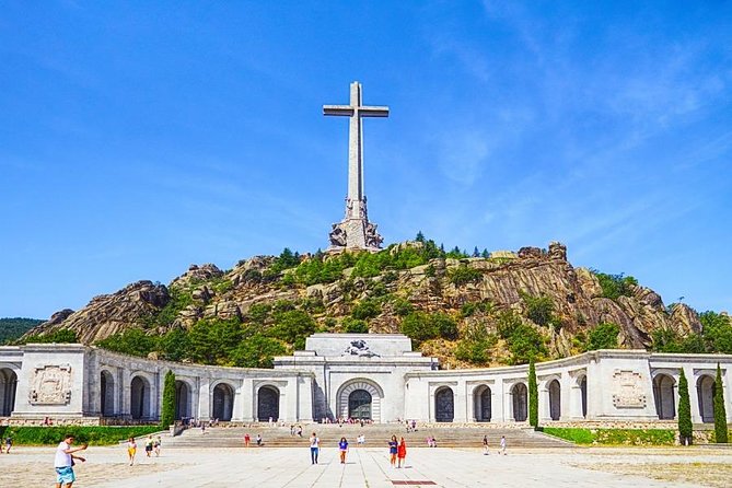 El Escorial, Valley & Segovia day tour from Madrid - Guides, languages, and the size of the group