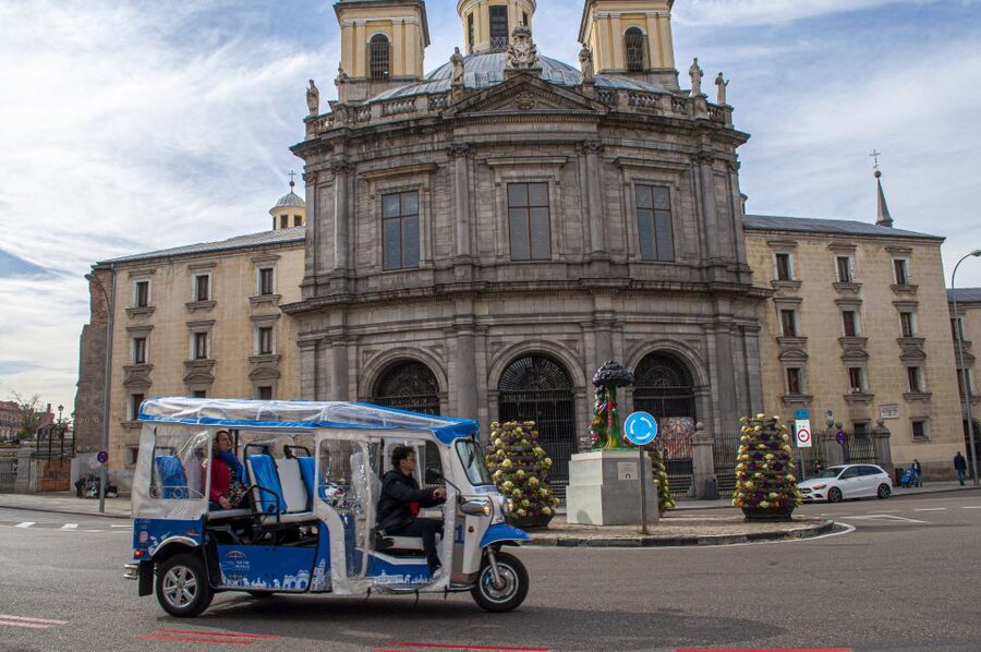 Explore Madrid’s Top Sights on an Electric Tuk-Tuk Tour - Paseo del Prado, fountains, and Madrid’s grand avenues