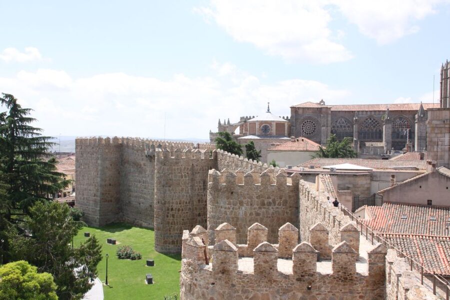 From Madrid: Avila and Segovia Full-Day Tour - Segovias Roman aqueduct and old streets