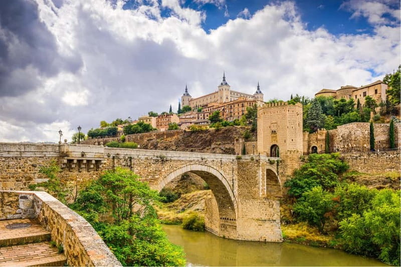 From Madrid: Full Day Trip to Segovia and Toledo - What guiding and audio support add