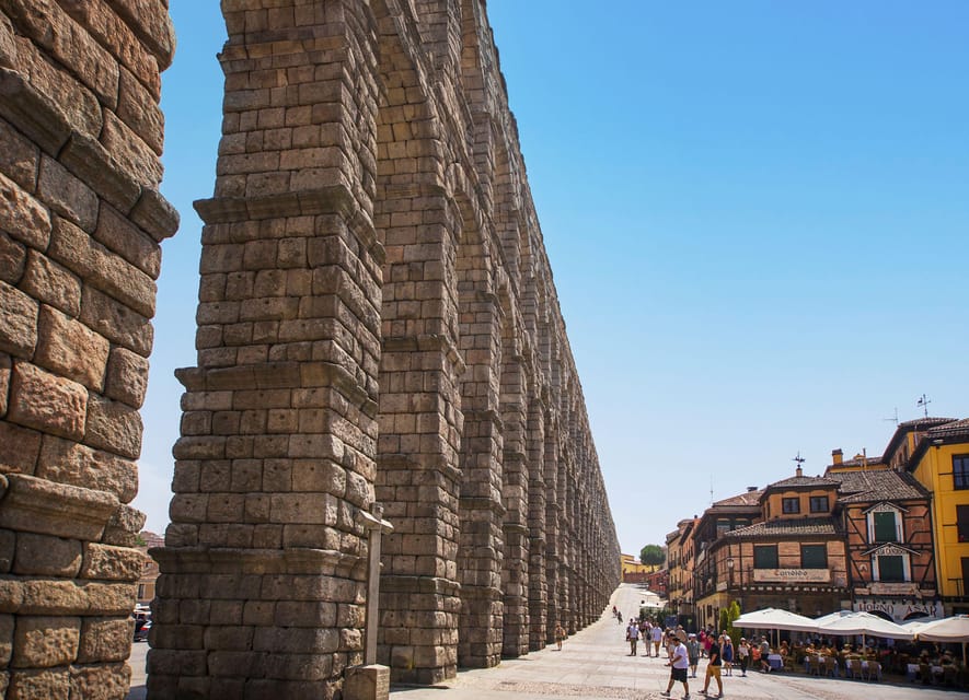 From Madrid: Guided Day Trip to Segovia, optional Alcázar - How the bilingual guiding affects the experience
