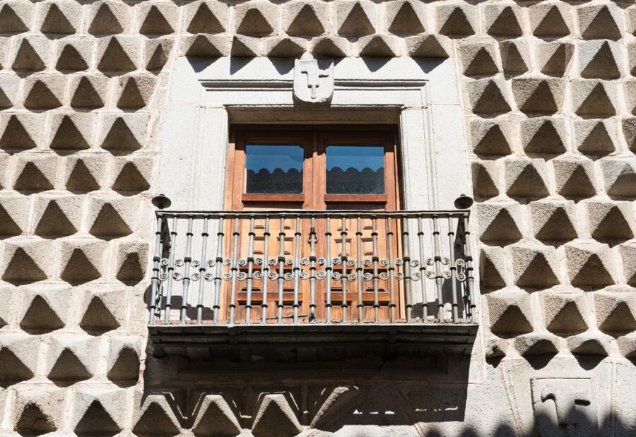 From Madrid: Segovia Tour with Cathedral and Alcazar Entry - Casa de los Picos and the climb into the old center