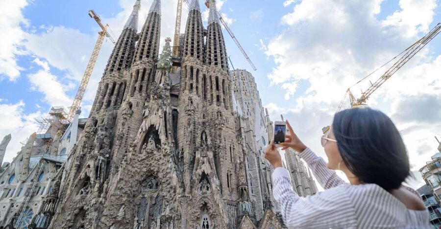 From Madrid: The Best of Barcelona in One Day - Arc de Triomf and the final view of Sagrada Familia