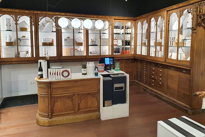 Gourmet Tasting of Iberian Ham Oil and Wine Small Group in Madrid - Wine, beer, or soft drinks with the ham
