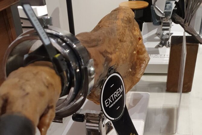 Gourmet Tasting of Iberian Ham Oil and Wine Small Group in Madrid - What arrives on the plate
