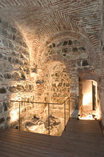 Guided Tour of Underground Toledo - Meeting beneath the green umbrella in Plaza de Zocodover