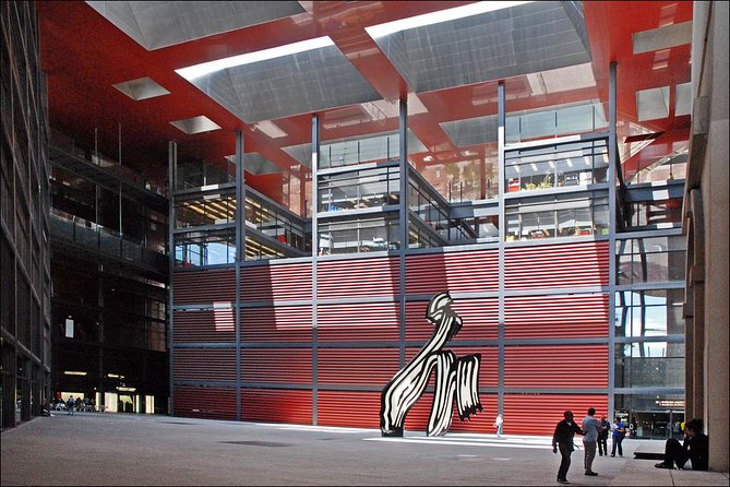 Guided visit to Reina Sofia Museum - Radio guides and the value of a live guide
