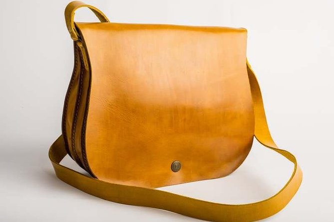 Leathercraft Workshop in the Rastro of Madrid - Conversation, history, and a welcome drink