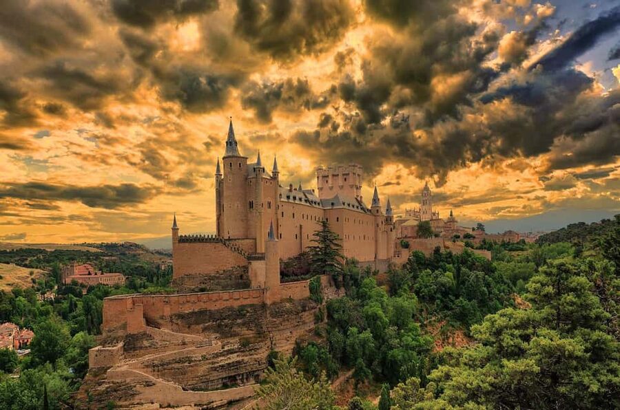 Legends and Mysteries of Segovia Tour - Meeting the guide below the Alcázar