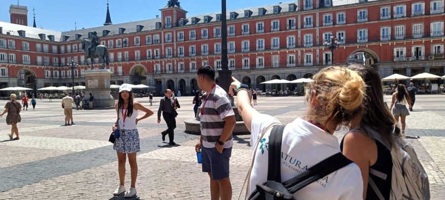 Madrid: 1.5-Hour City Highlights Guided Walking Tour - Neptune Fountain and the Prado Museum
