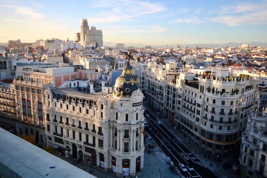 Madrid: 1.5-Hour City Highlights Guided Walking Tour - Languages, group size, and guide quality