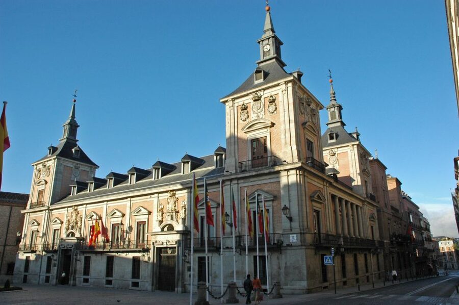 Madrid: 1.5-Hour City Highlights Guided Walking Tour - Puerta del Sol and Madrid’s daily rhythm