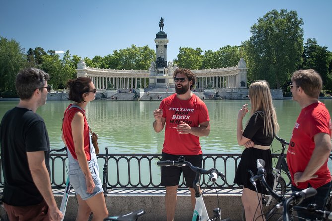 Madrid: 3 hour Guided Highlights Bike Tour with Optional Tapas - Old Madrid at Plaza de la Villa