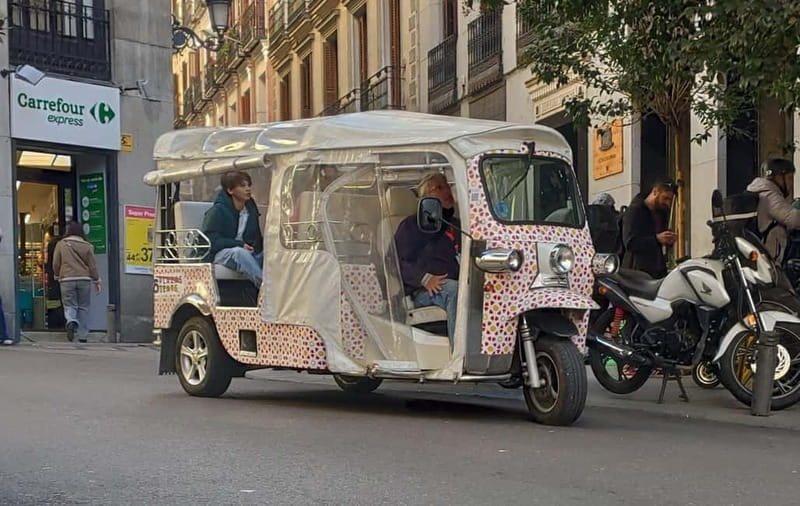 Madrid: All in One Sightseeing city tour (3 hours) - Palacio Madrid and Plaza de la Villa