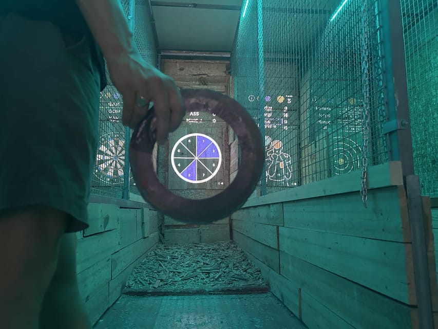 Madrid Atocha : Interactive Axe Throwing 1h - Interactive targets make the activity more varied