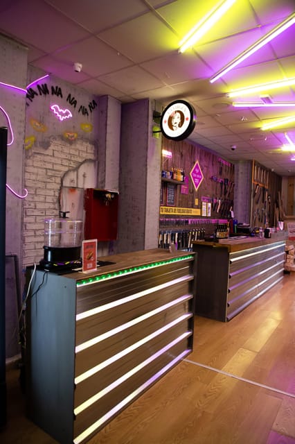 Madrid: Axe Throwing Challenge - My recommendation: book it for the right kind of hour
