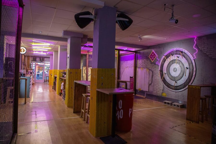 Madrid: Axe Throwing Challenge - From practice throws to group challenges