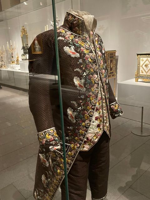 Madrid: Basic Guided Tour of the Royal Collections Gallery - Timing, pace, and practical details