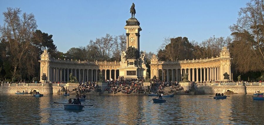 Madrid: Cibeles Rooftop & Retiro Park Guided Walking Tour - The 20-minute break at Plaza de Cibeles