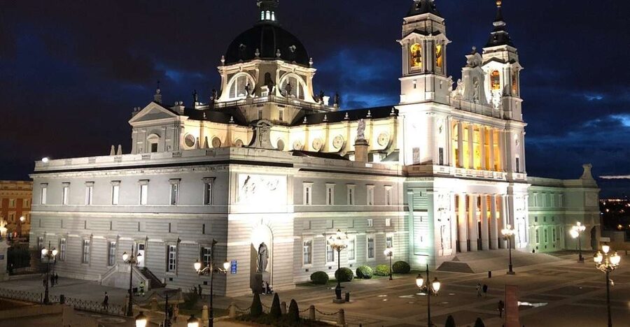 Madrid: Enchanted Evening Walking Tour in Spanish - Why Madrid’s old center works so well after dark