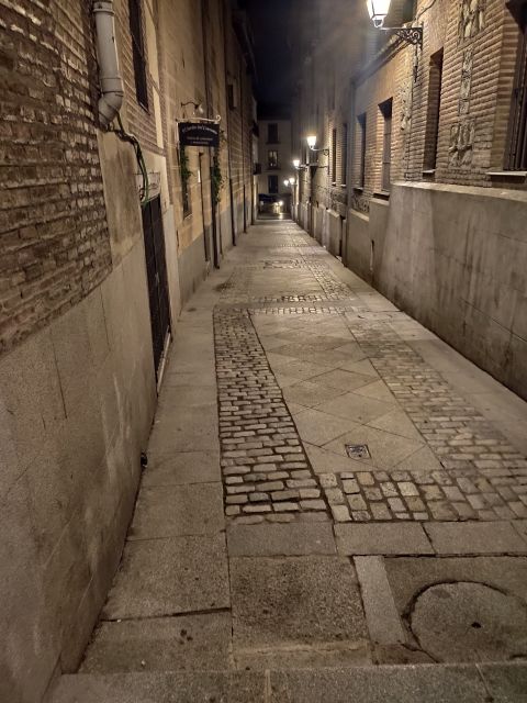 Madrid: Enchanted Evening Walking Tour in Spanish - What to wear and what not to expect