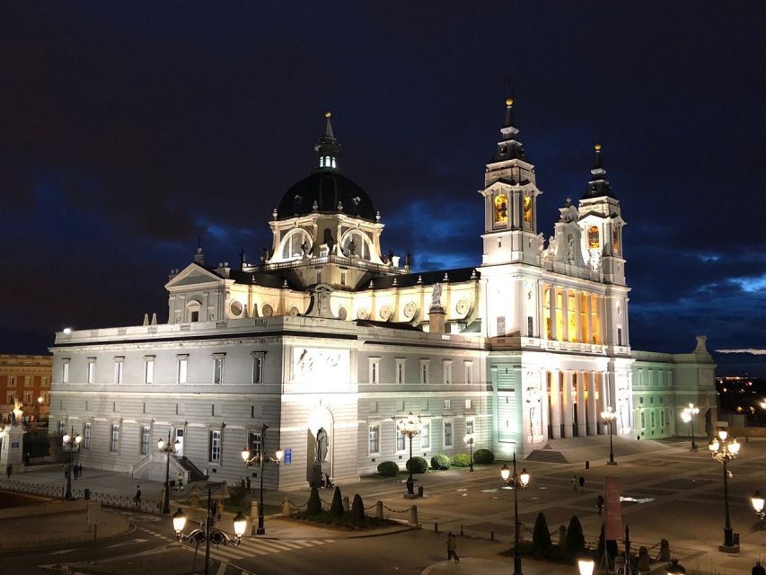 Madrid: Enchanted Evening Walking Tour in Spanish - Starting near Plaza de España and Plaza de Oriente