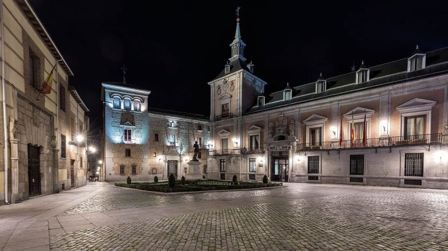 Madrid: Enchanted Evening Walking Tour in Spanish - The San Ginés passage and Madrid’s narrow corners
