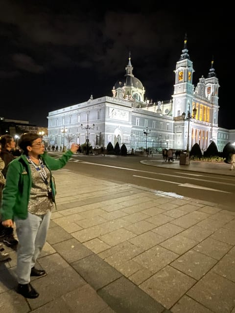 Madrid: Enchanted Evening Walking Tour in Spanish - Spanish language and guide style