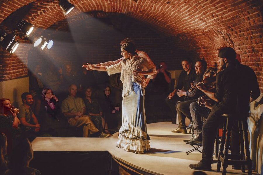 Madrid: Flamenco Show Entry Ticket with Drink & Artist Talk - The sound works because the room stays simple