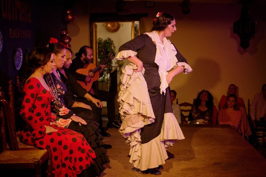 Madrid: Flamenco Show La Quimera with Drinks & Dinner Option - What happens during the 1.5-hour show