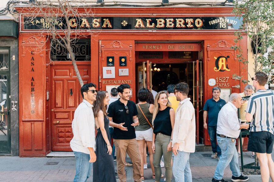Madrid: Flamenco Show with Tapas and Wine Tour - How the guides shape the evening