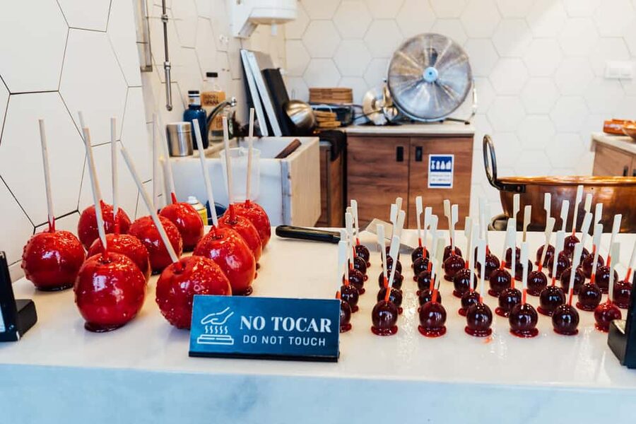 Madrid: Food Walking Tour with Drink and Local Guide - What the La Latina walk adds beyond the food