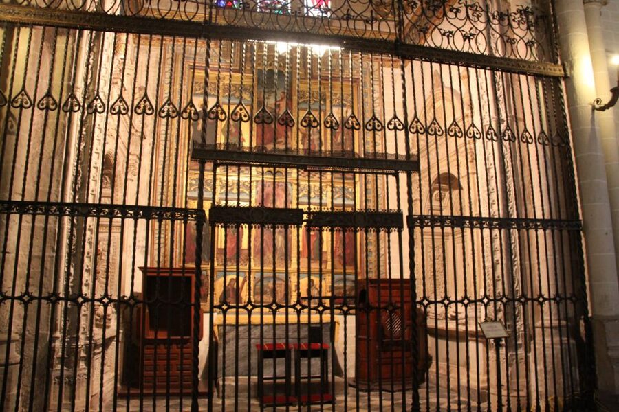 Madrid: Full-Day Guided Tour of Toledo with Cathedral Visit - The practical reality of walking Toledo