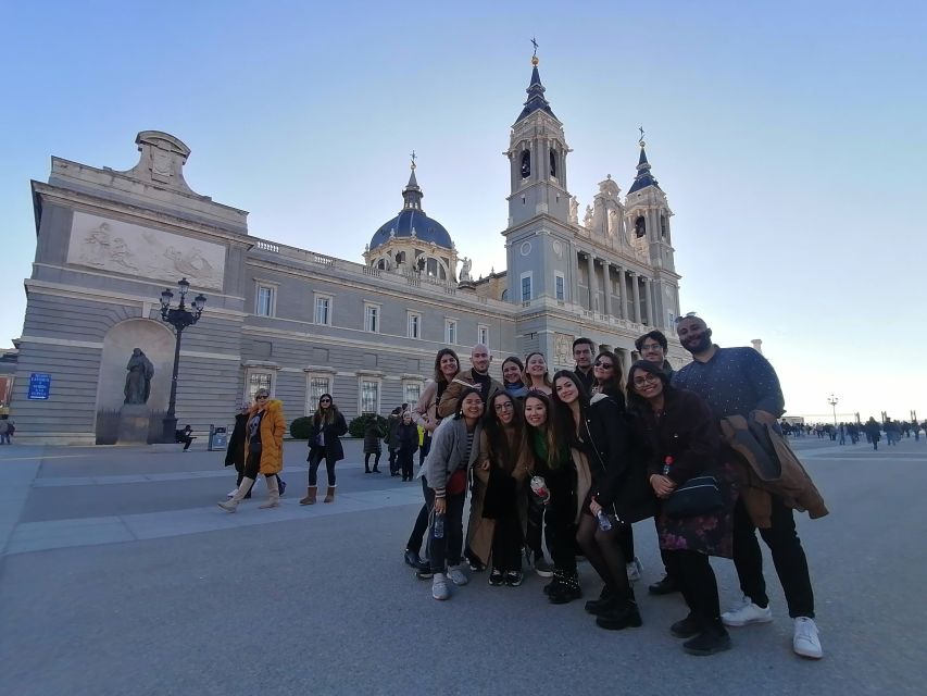 Madrid: Full-Day Private City Tour with Flamenco Show & Meal - A traditional drink and a proper tavern meal