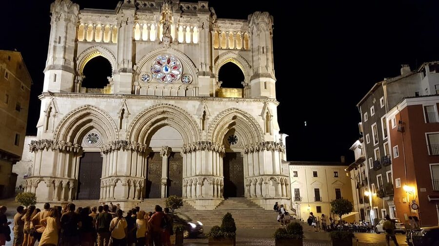 Madrid:Full Day Trip to Cuenca, Cathedral and Hanging Houses - Starting high in Cuenca’s Barrio del Castillo