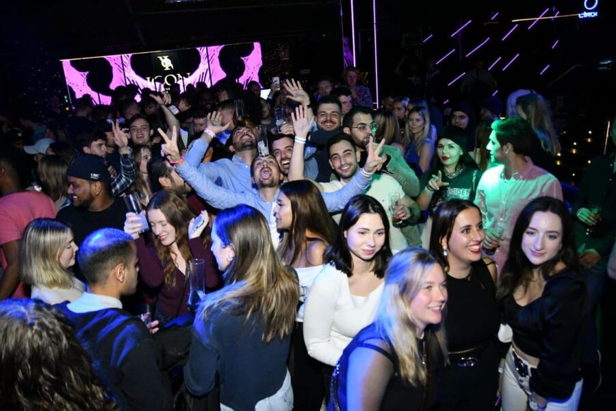 Madrid: Guided Pub Crawl Madrid Experience and Club Entry - The walking and timing you should plan for