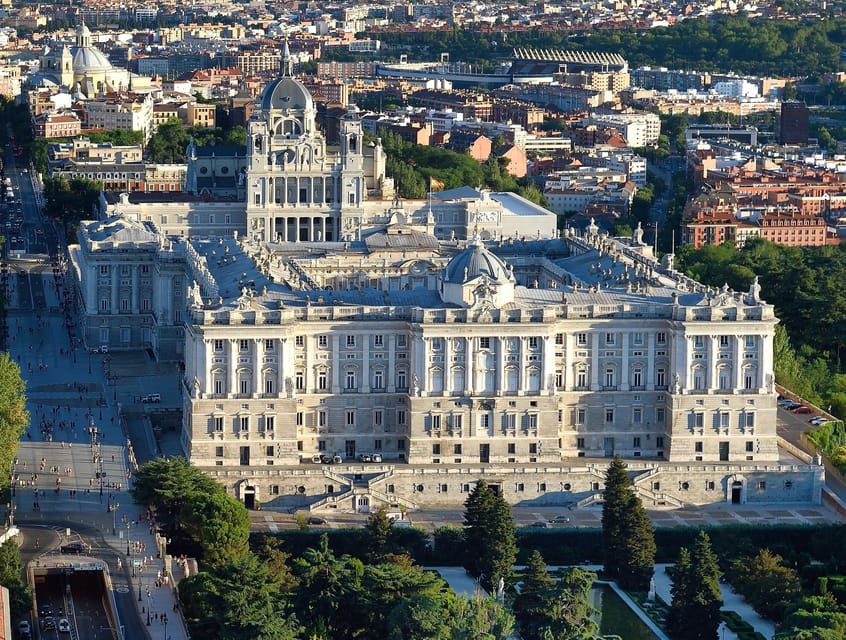 Madrid: Guided Tour of the Royal Palace with Fast Access - The guide makes the visit more than a room list
