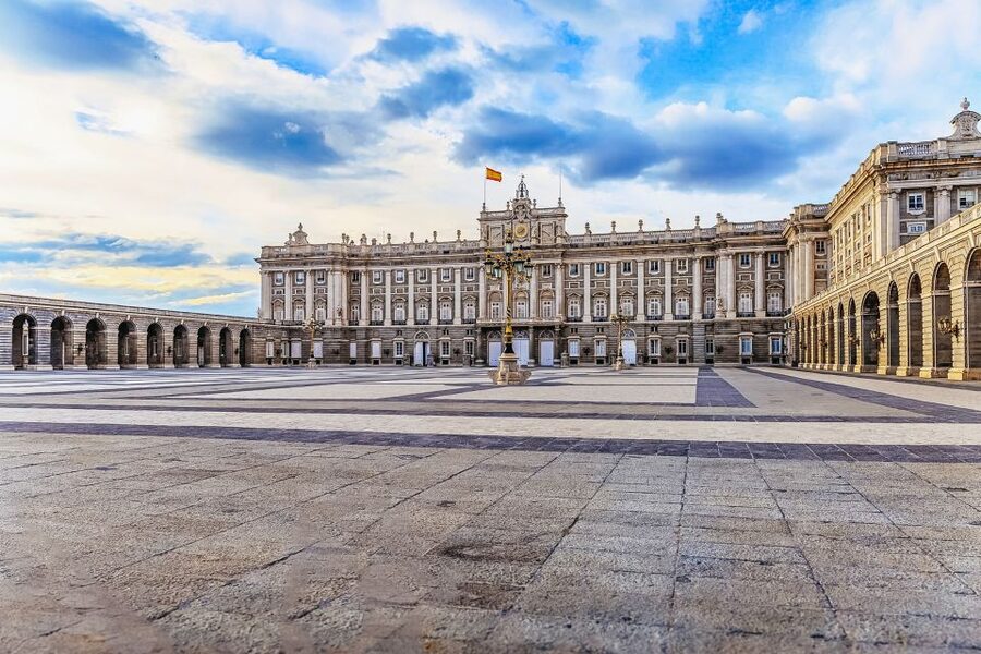 Madrid: Guided Tour of the Royal Palace with Fast Access - Why eight people is the right group size