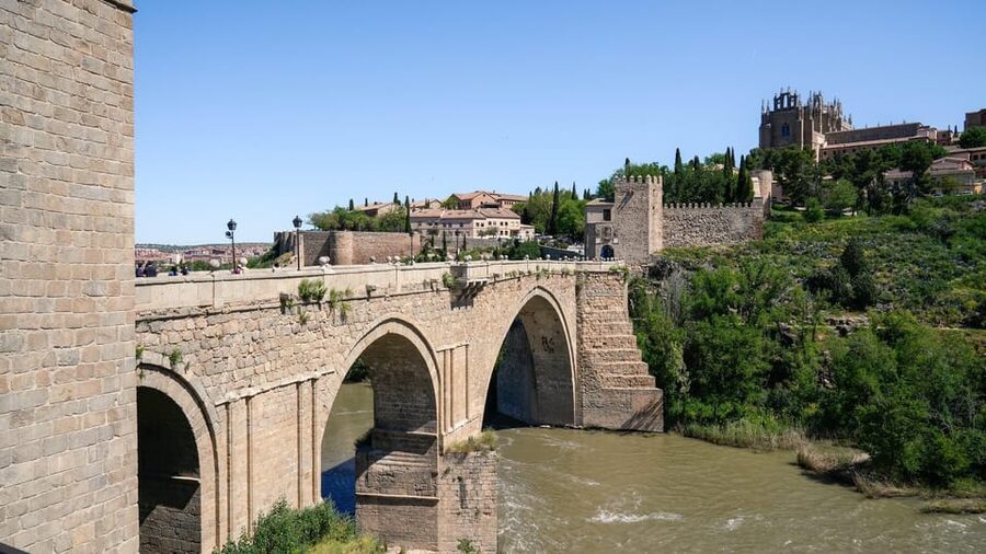Madrid: Guided Tour of Toledo with Cathedral Visit - Starting in central Madrid