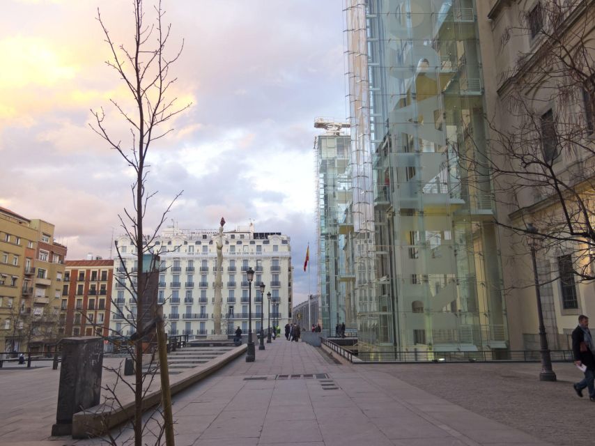 Madrid: Guided visit to Reina Sofia & Thyssen Museum - Small groups, guide quality, and changing arrangements